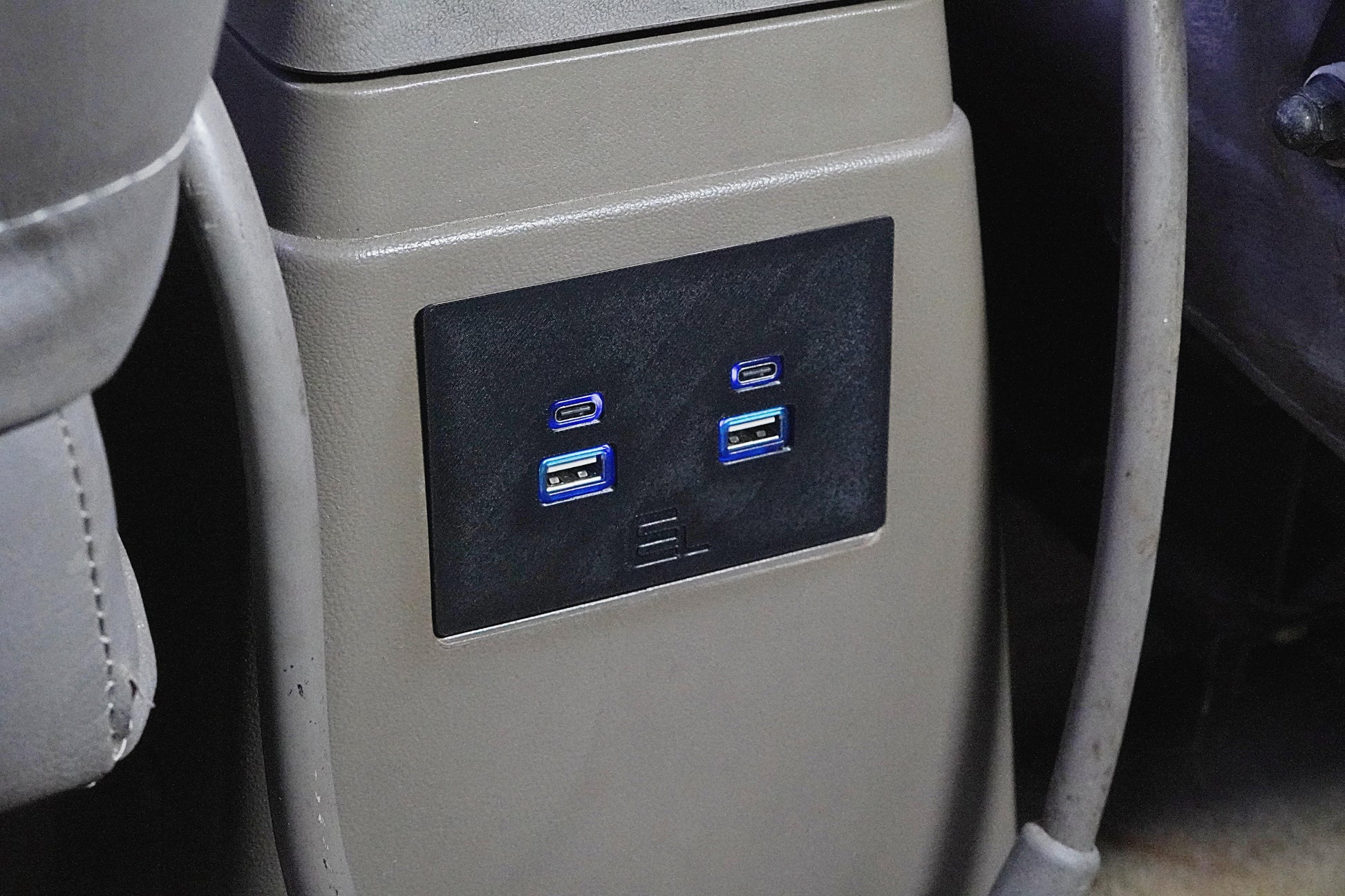 Rear Ash Tray USB Conversion - Isuzu Trooper (1st Gen, 1981-1991)