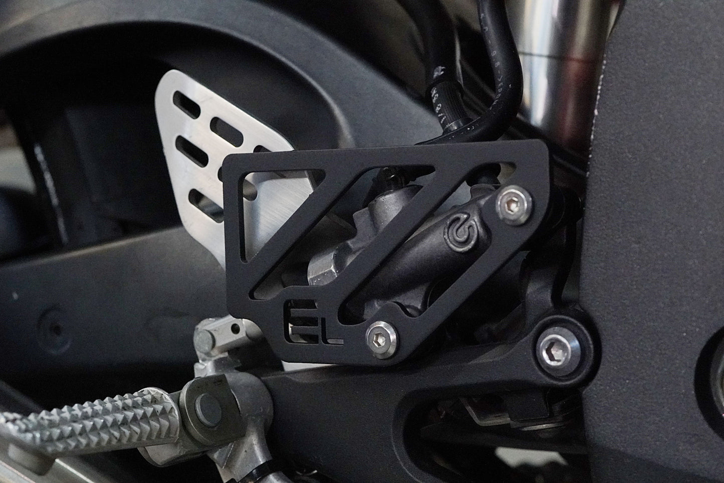 Rear Brake Master Cylinder Guard - Yamaha YZF-R6 (1999-2005)